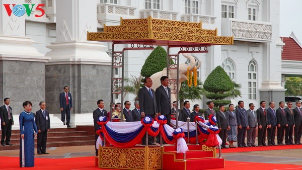 Gespräch zwischen dem Premierminister Nguyen Xuan Phuc und seinem laotischen Amtskollege - ảnh 1